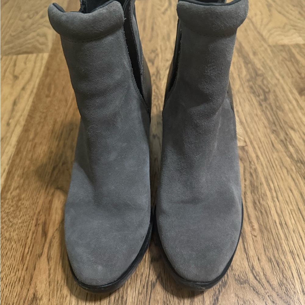 Sorel Women’s Lia Wedge Chelsea Boot- Quarry Gray Suede size 8.